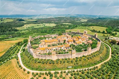 medieval walled town|Monteriggioni, a Medieval walled town in Tuscany.